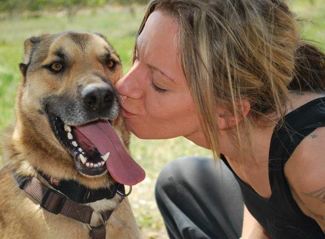 Reni - Starverkäuferin für den Tierschutz im Frisörladen Schnittkultur in Potsdam 