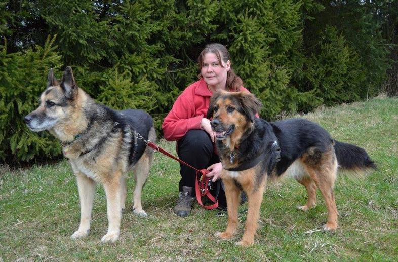 Sami (links im Bild)  lebt heute glücklich in Siegen. 